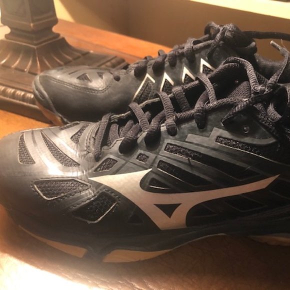 Mizuno Volleyball Shoes Size 7 - Picture 1 of 3